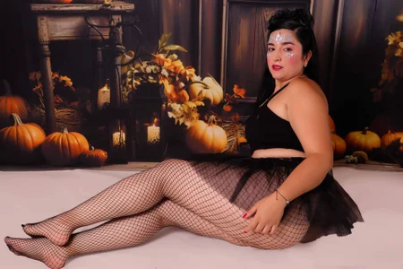 luce_williams Hey come with me! Pic 3