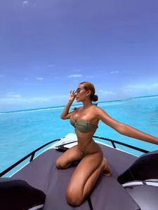 DannaCruz Where am I happy🌊🦋🥥🤍 Εικόνα 3