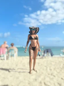 MiiaaMoonroee My pussy full of sand lolo Foto 2