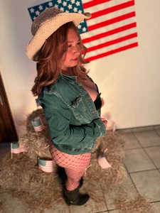 Sexy_Valeshca 🤠💥 The perfect combination: boots, hat and attitude ❤️ Billede