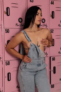 This is for you 💋 de sam_lewins  4 photos