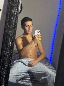 Liam_Fiire in my room Bilde 3