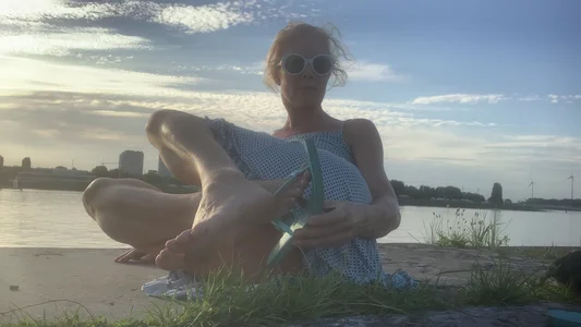 Lola_Belgium Barefoot by sunset Pic