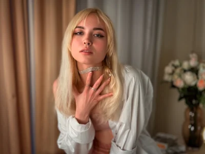 Iris_Ivory 😜What is under the skirt?😜 Pic