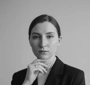 AmiraStanden Public Foto