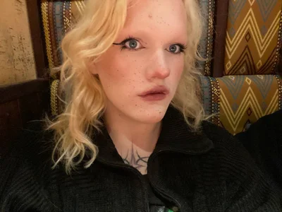 Lollita_Morgan Public টি ছবি