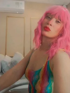 NahimiThompsonのpink hairの枚の写真