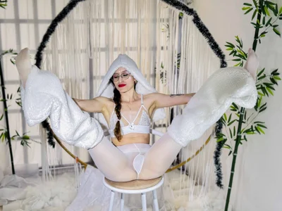 caroline_adams_ merry christmas🤍 Pic 4