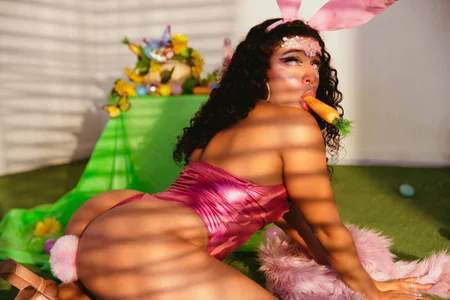 VioletXia_ Taking your hard carrot Pic 3