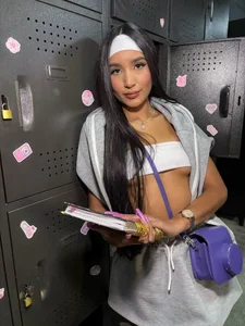 BellaCarteer_: After classes 📔🍎 ( 3 фото)