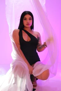 AlyssaDeanの💜 Neon Goddess 💜の 2枚の写真