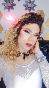 saskya_deluxxe_oficial_ curly hair Pic