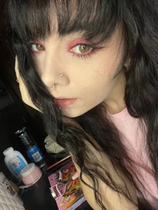 alicegothpink eyes图片 3