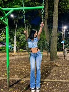 This black-haired girl caught everyone's attention in the park😋 od AlishOward35  7 snímek