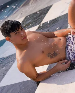 Andy_millerr: Shower💦 ( 2 фото)