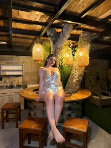 zui_lu Honey night🐝🍯 Pic 3