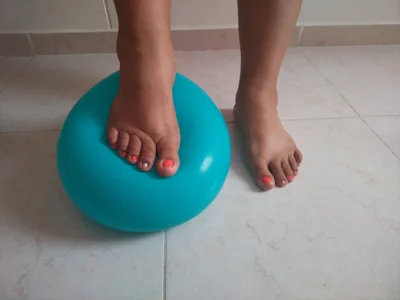 Mia_Adell_11 Balloons & Feet Kuva