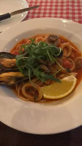 Kurohyooo I love flowers and homemade food. Pic 2