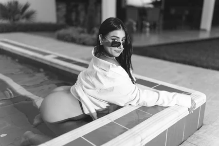 GabyRhodes kullanıcısının pool day 🥵💦 albümü -  fotoğraf