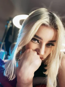 HollyTaillor I'm Crazy Pic