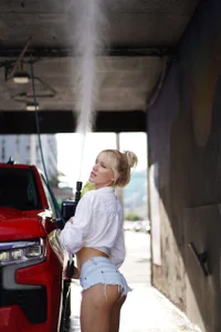 OhbabykellyのYour truck needs some washing babe?の 8枚の写真