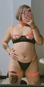 annika_taylor: 🖤🧡 ( 3 фото)