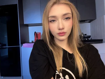 AveryBerkson I'm sitting at home alone รูป  2