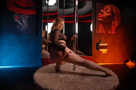 ElyssawetXX Dangerous Curves Bilde 4