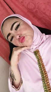 Looks that provoke, smiles that ignite 😈 de MarianFadel  2 Imagens