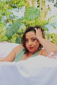 zoey_carter1 between roses Pic