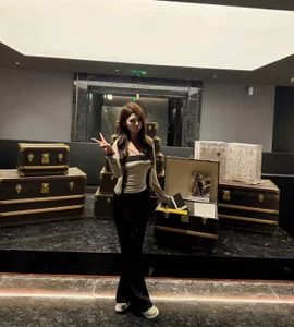 Sunny-913 Public Pic 3