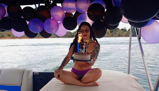 Taylor__Swiftt 🎂✨ Today is my day! A little older, a lot more beautiful, and ready to make new memories. 😈💋 Who  5 снимка