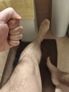 onbifeetIn the toilet Bild