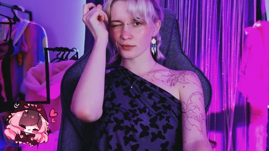 BethanyCloud Who thinks a tattoo would look good on me in this spot?🌸🌸🌸 Poză