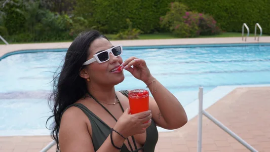 kiana_cream Cocktel and Pool Day 💦🍹 Pic