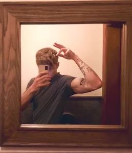 TalkingHead_0_ Public টি ছবি