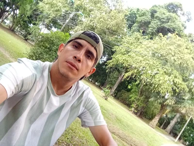 Adrian_fire Disfrutando  2টি ছবি