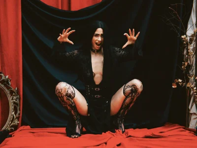 Amanda_River Romance with vampire Pic 6