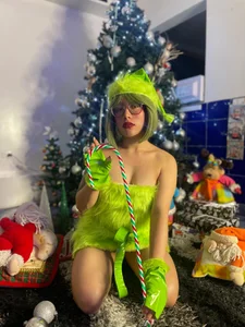 BriaConner_ I'm your Christmas grinch 💚 Pic 3