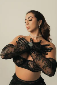 LeahJones_ Savage  4টি ছবি