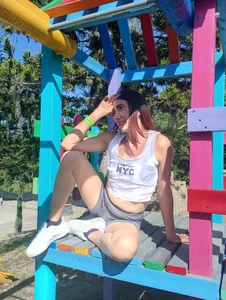 crystal_sm I would like to be the leaf that breaks and falls on you 💚sliding between your lips like an intens Foto