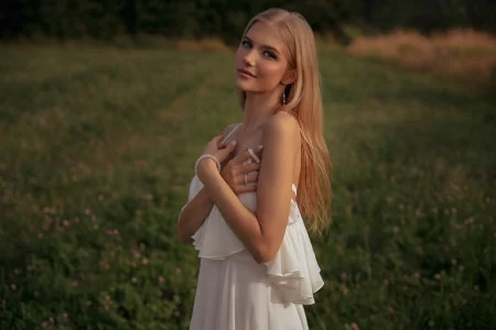 4example_Chloe𝙳𝚒𝚟𝚊 𝚒𝚗 𝚝𝚑𝚎 𝚏𝚒𝚎𝚕𝚍 Bild 4