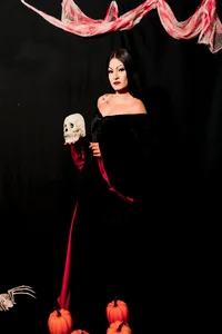 Morticia A. Addams ⚔️🌹🕸️ de AlannaGil  4 Imagens
