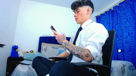 thiagomurphyy How fun it is to be in the office👿😈 Pic 3