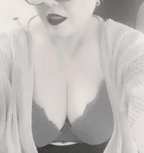 CurvyCrystalRedXX Public Pic 2