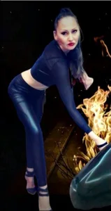 dominatrixredsonyja Public Foto