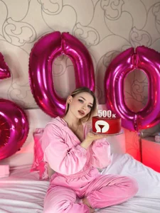 HollyTaillor 500 thousand followers Pic 5