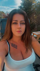 tattooed_milf Public slika 3