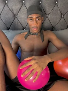 noah_johes My balloons bounce off you 🎈🥵 Gambar