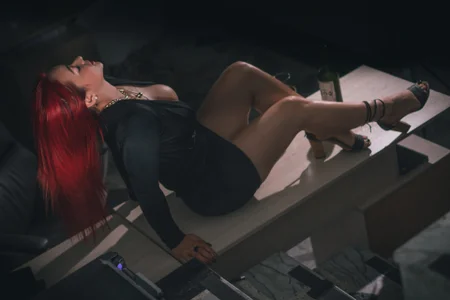 cami_rouxxx_のWhispers of Desire 🖤💃🍷😘の 3枚の写真